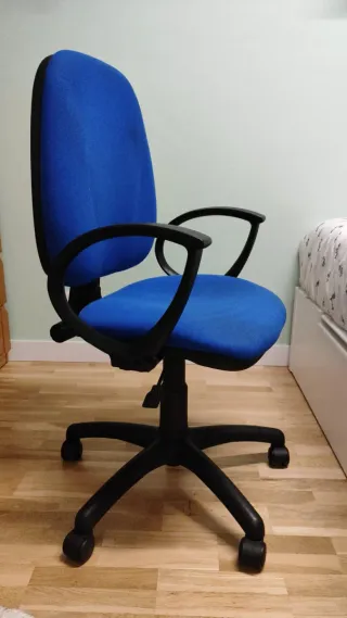 Silla de oficina azul y negra