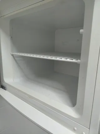 Nevera Balay blanca con congelador superior.