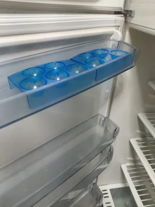 Nevera Balay blanca con congelador superior.