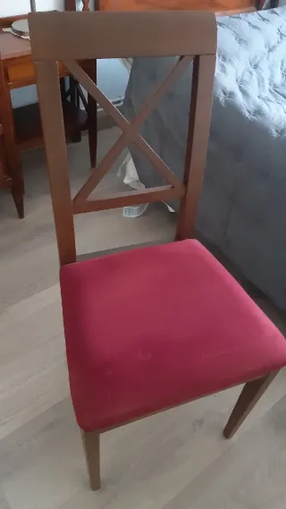 Cabecero de madera con mesitas y silla