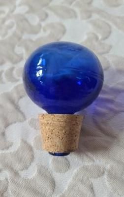 Botella de vidrio reciclado azul con tapón