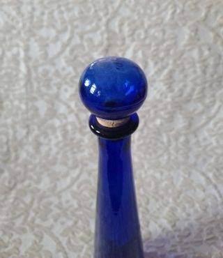 Botella de vidrio reciclado azul con tapón