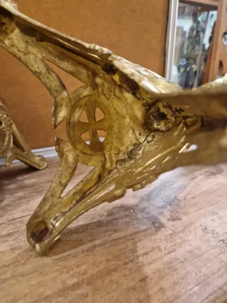 Candelabros de iglesia dorados restaurados