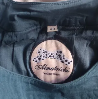 Vestido azul con bordado negro