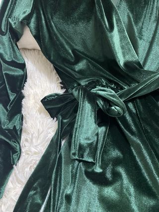 Tuta verde in velluto con maniche arricciate