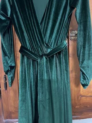 Tuta verde in velluto con maniche arricciate