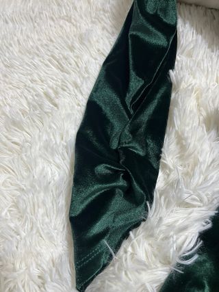 Tuta verde in velluto con maniche arricciate