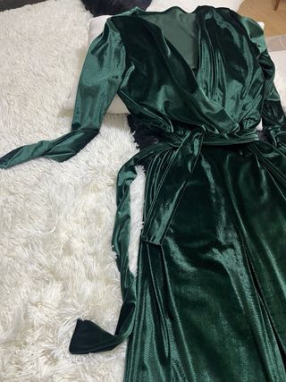 Tuta verde in velluto con maniche arricciate