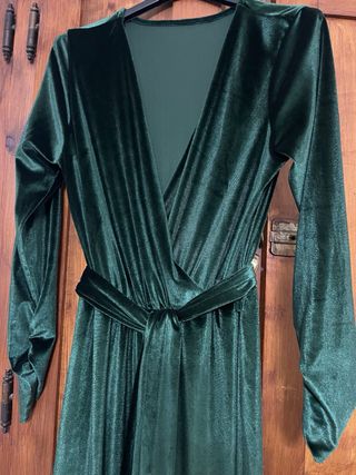 Tuta verde in velluto con maniche arricciate