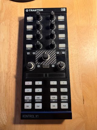 Controlador DJ Traktor Kontrol X1