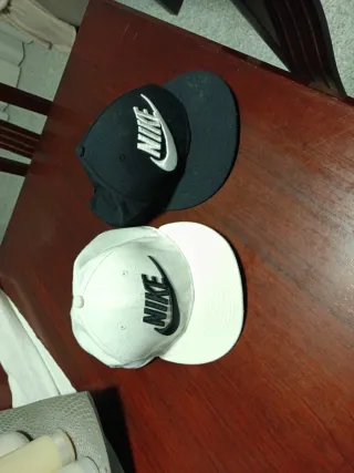 Gorras Nike Negras y Blancas