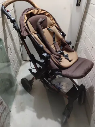 Carro de bebé marrón