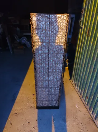 Lámpara de pie de mimbre y metal