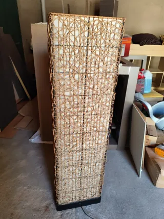 Lámpara de pie de mimbre y metal