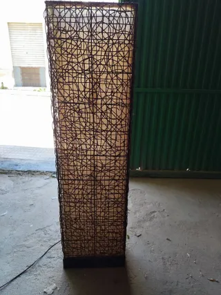 Lámpara de pie de mimbre y metal