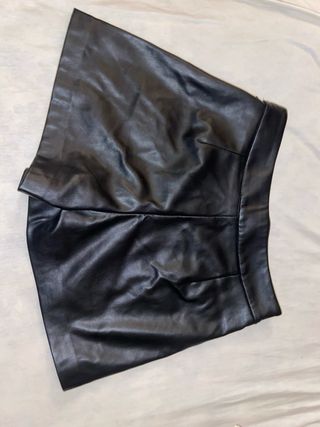 Falda short efecto piel Stradivarius de talla XS