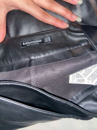 Falda short efecto piel Stradivarius de talla XS