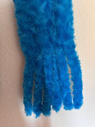 Bufanda azul peluda con flecos