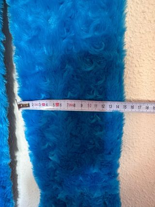 Bufanda azul peluda con flecos