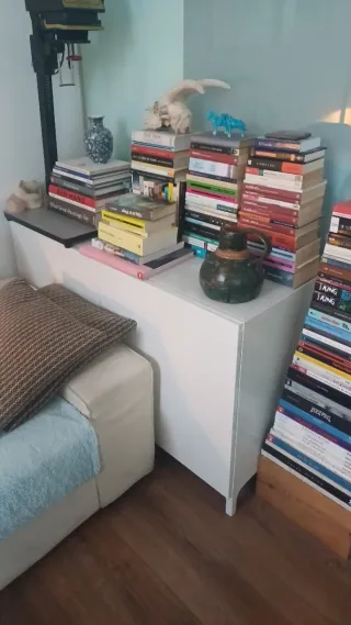 Mueble TV blanco y madera.