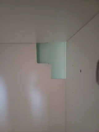 Mueble TV blanco y madera.