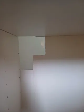 Mueble TV blanco y madera.