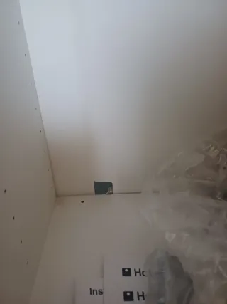 Mueble TV blanco y madera.