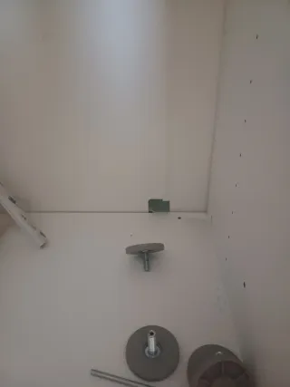 Mueble TV blanco y madera.