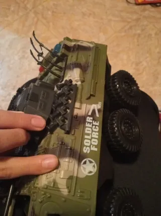 Camión militar de juguete