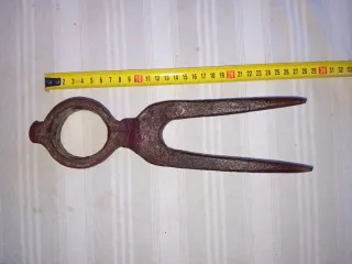 Herramienta agrícola antigua de forja