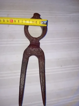 Herramienta agrícola antigua de forja