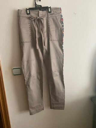 Pantalón beige con detalles