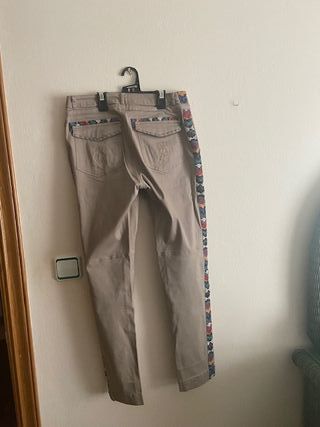 Pantalón beige con detalles