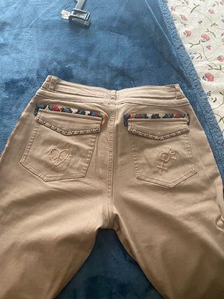 Pantalón beige con detalles