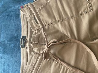 Pantalón beige con detalles