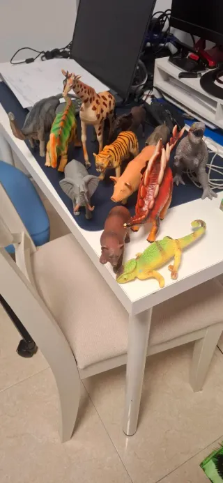 Lote de figuras de animales y dinosaurios