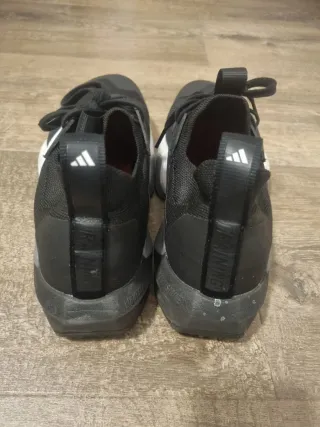 Zapatillas Adidas Negras y Blancas
