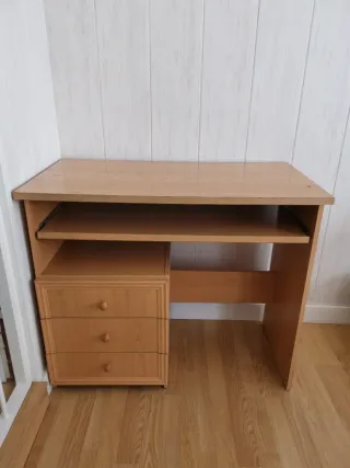 Escritorio con cajonera y bandeja