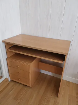 Escritorio con cajonera y bandeja