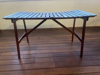 Conjunto mesa y sillas de madera exterior