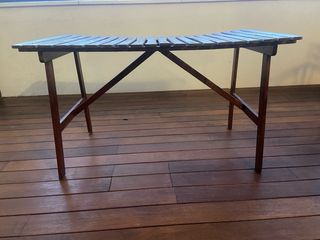 Conjunto mesa y sillas de madera exterior