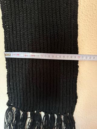 Bufanda de punto negra con flecos