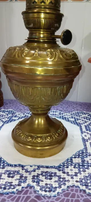 Lámpara de bronce troquelado francesa