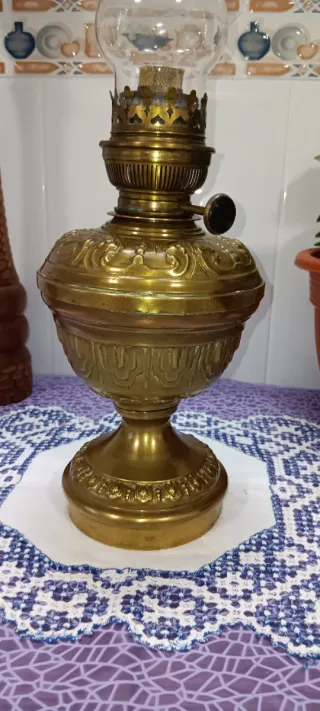 Lámpara de bronce troquelado francesa
