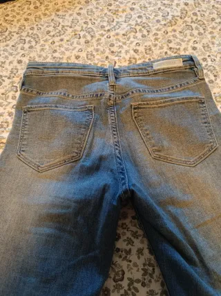 Pantalón vaquero pitillo con brillos