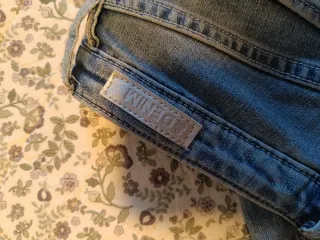 Pantalón vaquero pitillo con brillos