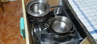 Licuadora, ollas, sartenes, fiambreras y mantas