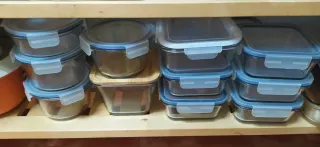 Licuadora, ollas, sartenes, fiambreras y mantas