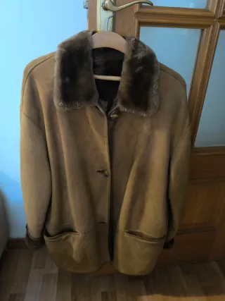 Chaquetón de piel con cuello de pelo