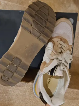 Zapatillas Mujer T.40 Beige/Blanco. Es T.41 pequeñ